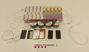 Detinguts dos joves a Banyoles per comprar grans quantitats de tabac amb targetes clonades i robades