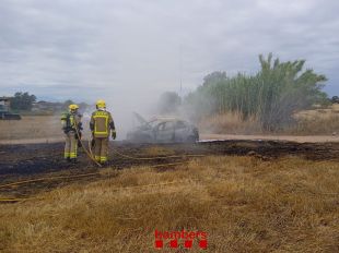 S'incendia un vehicle avariat a Cassà de la Selva i crema un camp del costat