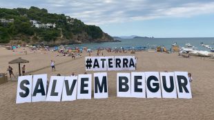 Acció d'entitats ecologistes contra els ''atemptats urbanístics'' a la costa de Begur