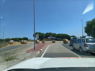 Denunciat un camioner per perdre bales de palla a la C-260 a Castelló d'Empúries