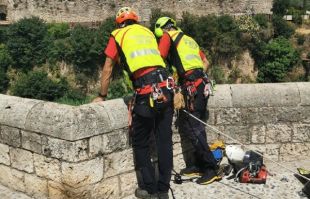 Mor un gos en caure daltabaix del Pont Vell de Besalú