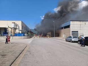 Crema un camió al bell mig del polígon industrial de les Preses