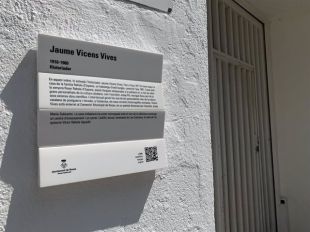 Roses descobreix una placa commemorativa de l'historiador Jaume Vicens Vives