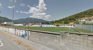 La Vall d'en Bas aprova inicialment el projecte per posar gespa artificial al camp de futbol