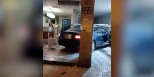 Un cotxe s'estampa de matinada contra un bar de Santa Coloma de Farners