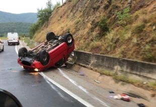 Un cotxe bolca a l'N-260 a la Vall de Bianya i obliga a tallar la carretera