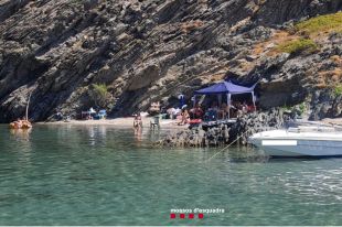 14 denunciats per acampar amb tendes i una carpa a la Cala Serena, al Parc Natural del Cap de Creus