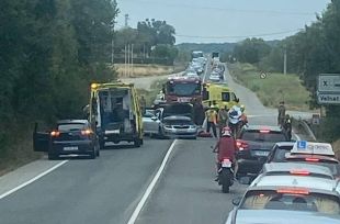 Pas alternatiu a la C-65 a Llagostera per un xoc entre tres vehicles