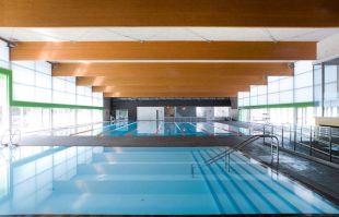 Tanca la piscina coberta de Santa Coloma de Farners i deixa als socis penjats