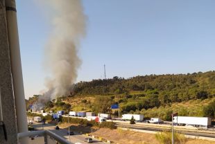 Un incendi talla l'AP-7 a la Jonquera en sentit Girona