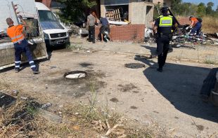 Retiren sis camions plens de deixalles acumulades a la Marca de l'Ham de Figueres