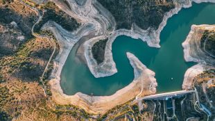 Una trentena de pilots de dron documenten la sequera als pantans catalans