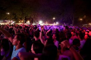 Investiguen un nou cas de punxada a una noia durant la Festa Major de Roses
