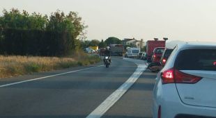 Un accident múltiple entre tres vehicles talla la C-31 a Ullà