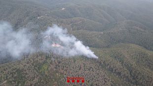 23 dotacions dels Bombers treballen en un incendi forestal a les Gavarres