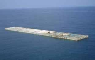 Arriba a Llançà el darrer calaix del nou dic exterior del port 