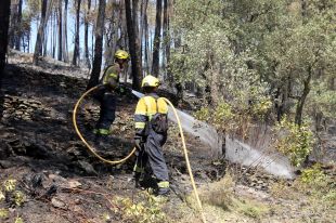 Els Bombers remullen l'incendi de les Gavarres temerosos d'una tempesta seca a la tarda