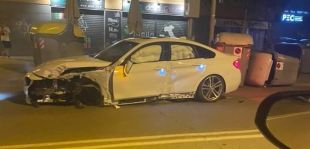 Un cotxe d'alta gamma destrossa senyals i mobiliari urbà en un accident a Girona