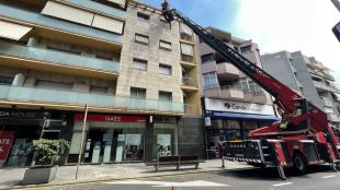 Els Bombers treballen en un despreniment de façana a Blanes