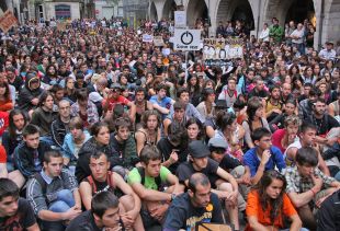 Uns 800 'indignats' es concentren a Girona per rebutjar les càrregues policials a Barcelona i Lleida