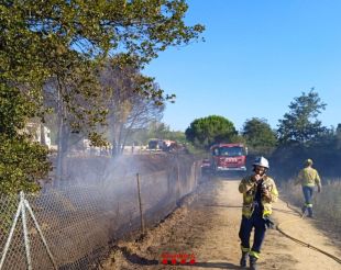 Els Bombers extingeixen un incendi forestal al voral de l'AP-7 a Sils