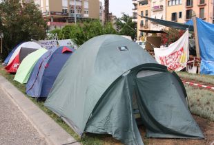 Les càrregues policials revifen el campament dels 'més que indignats' a Girona