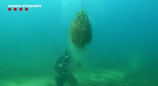 Retiren una xarxa de pesca de més de 50 metres perduda al fons marí de Blanes