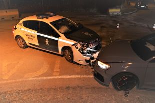 Detingut al topar amb el cotxe carregat de marihuana contra un vehicle policial a Llers