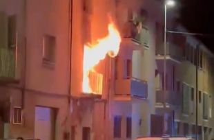 Crema una habitació de matinada en un bloc d'habitatges de Banyoles 