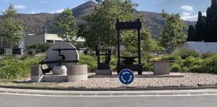 Instal·len peces d'una antiga cooperativa d'oli a la rotonda de Mas Oliva a Roses