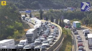 Un incendi al marge de l'AP-7 a la Jonquera genera cues de 4 kms en sentit França