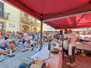Marc Ribas cuina davant unes 400 persones un 'Cim i Tomba' a Tossa de Mar