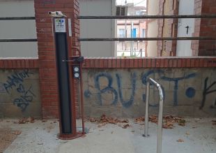 Instal·len un carregador de bicicletes elèctriques a l'estació de tren de Figueres
