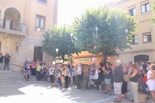 Un centenar de persones participa en el minut de silenci per la nena morta a la Bisbal d'Empordà