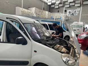 Una empresa ha reparat 650 vehicles a la Bisbal que tenien els vidres trencats per la pedregada