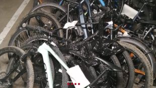 Detingut un home per robar en dotze trasters a Girona