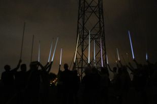 No a la MAT Selva encén fluorescents sota la línia de Riudarenes en protesta pel silenci del Ministeri