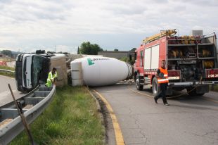 Una formigonera bolca a l'entrada de l'AP-7 a Salt i obliga a desviar els vehicles per la N-II