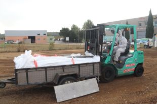 Els veïns del Baix Empordà ja porten el fibrociment destrossat per la pedregada a la deixalleria