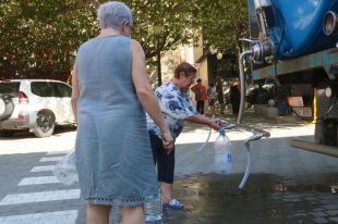 Portbou reparteix aigua en cisternes perquè la que surt de la xarxa té massa clorurs i és salada