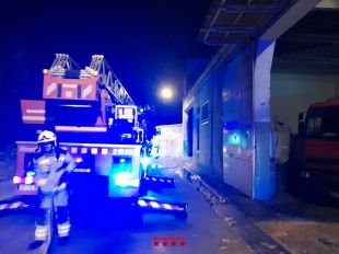 Crema el teulat d'una farinera a la Bisbal d'Empordà