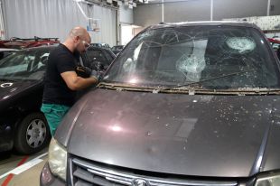 Ja han reparat uns 450 cotxes afectats per la pedregada a la Bisbal a un ritme de 60 diaris