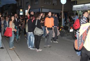 Marxa d'uns 200 'indignats' des de la plaça del Vi de Girona fins a la plaça de la Llibertat de Salt