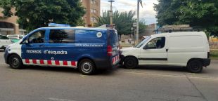 Detingut per conduir drogat, sense carnet, fugir d'un control a Figueres i xocar contra una furgoneta dels Mossos