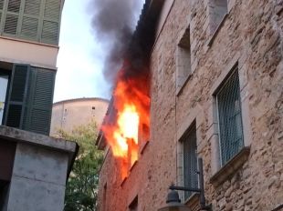 Crema completament un habitatge situat al Barri Vell de Girona