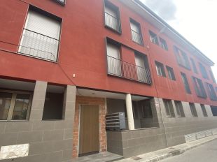 Ocupen 22 pisos buits simultàniament a Caldes de Malavella