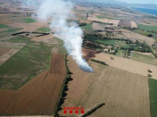 Vuit dotacions dels Bombers han extingit un incendi agrícola al Baix Empordà