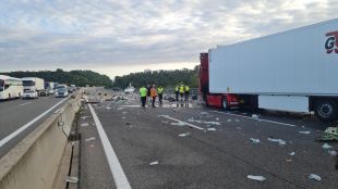 Un xoc entre tres camions talla l'AP-7 a Sarrià de Ter en sentit nord