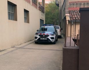 Troben una jove de 21 anys morta en un pis de Campdevànol 