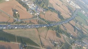 Un xoc entre un camió i un cotxe a l'AP-7 a Vilablareix deixa llargues cues